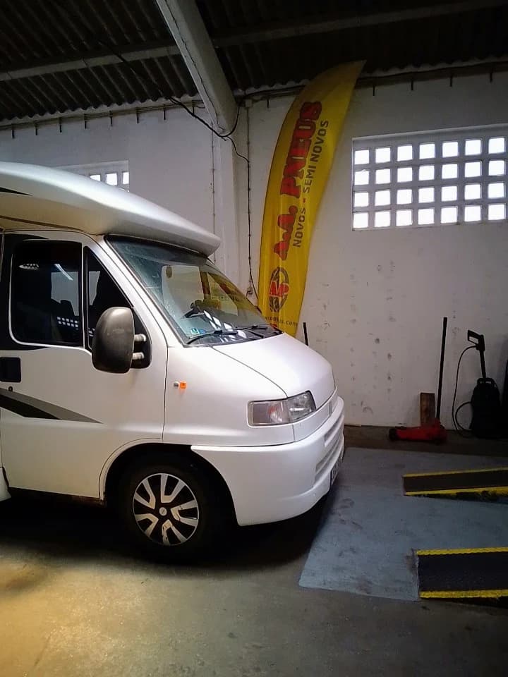 Autocaravana dentro da oficina