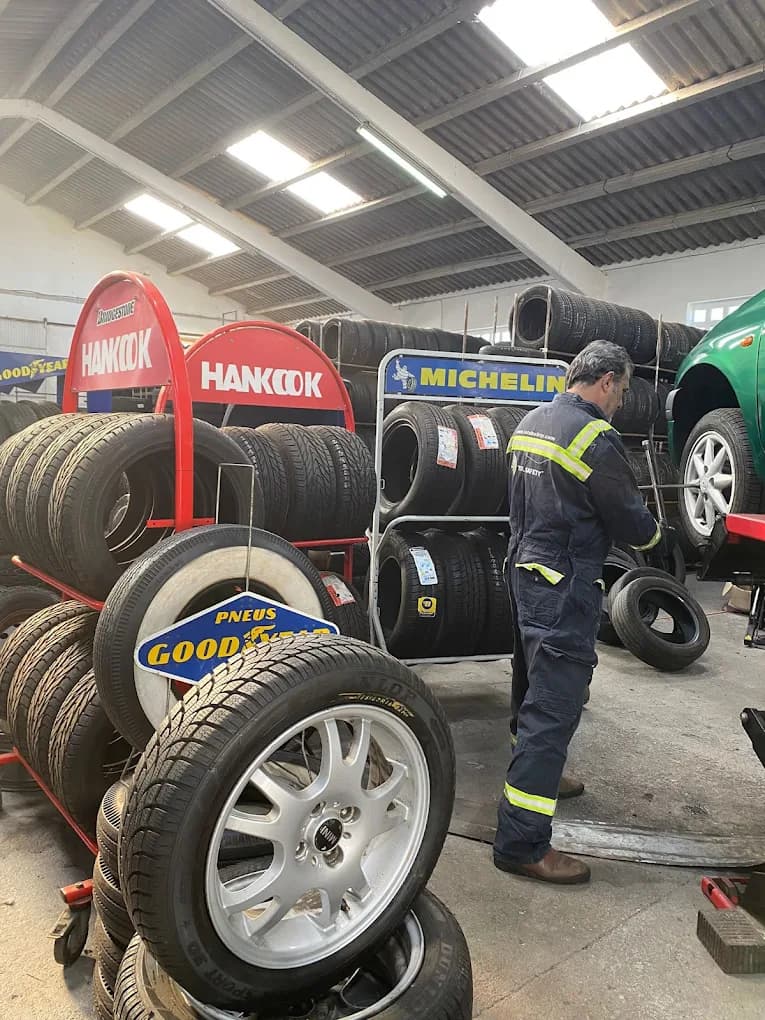 Expositores de pneus Hankook, Michelin e Goodyear na oficina