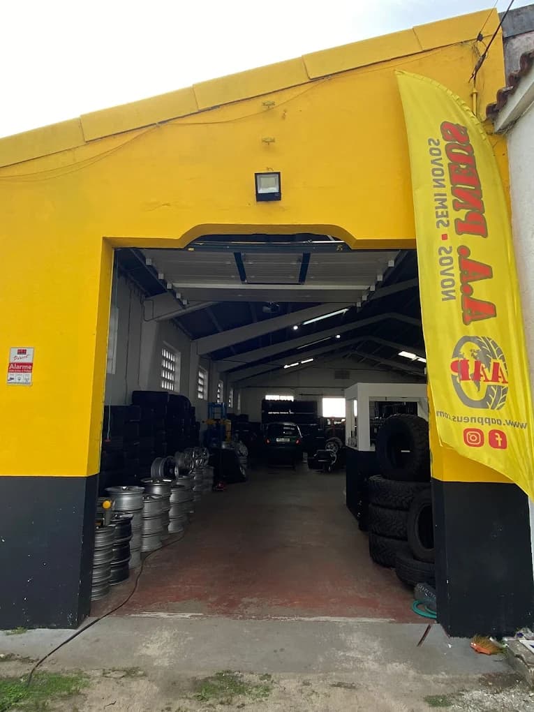 Entrada amarela da oficina A.A.Pneus em Viana do Castelo